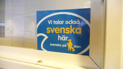 Svenska på stan-kampanjen delar ut dekaler till affärer i centrum