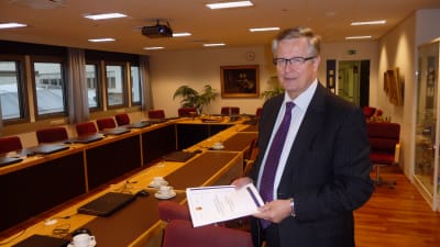 Karlebys stadsdirektör Antti Isotalus presenterar budgetförslaget för 2012