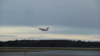 Första officiella Flybeflyget från Vasa till Tallin lyfter utan problem.