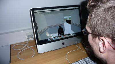 Tobias Westerbacka förevisar ett virtuellt badrum i Second Life.