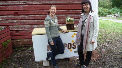 Tessa Turtonen och Nina Lindman från Stormossen framför Strömsös nya kompost.