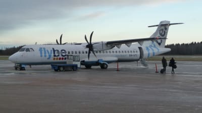 Passagerare på väg till flygplan på Vasa flygfält.