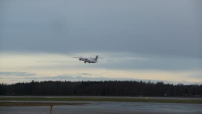 Flygplan som lyfter från Vasa flygplats.