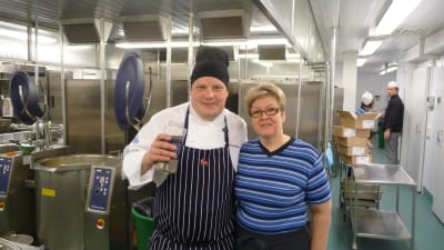 Kocken Michael Björklund och Kosthållsföreståndare Lilian Norrgård i Korsholm