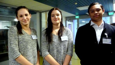 Merkonomstuderande Emma Tikkala, Josefin Nordgren och Christian Huhtamäki
