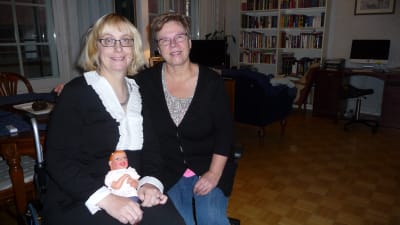 Tiina Kumpuvuori är tacksam att Aira Eklöf på CP-förbundet kan ge service på svenska.
