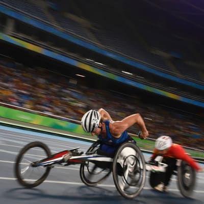 USA:n Tatyana McFadden (vasemmalla) Rion paralympialaisissa.