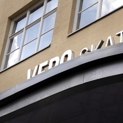 Skylten ovanför ingången till skatteförvaltningens huvudkontor i Vallgård i Helsingfors. Man ser övre hälften av bokstäverna i orden Vero Skatt.