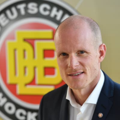 Toni Söderholm presenteras av det tyska hockeyförbundet.