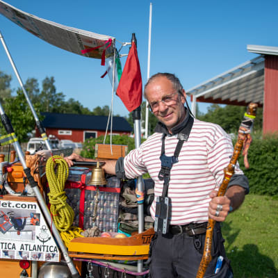 Jean-Francois Alliet bredvid sin vagn