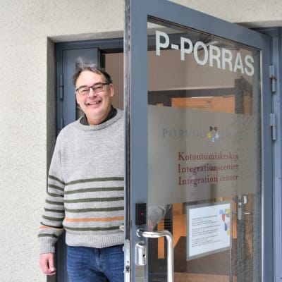 Niklas Grönroos är integrationshandledare i Borgå.