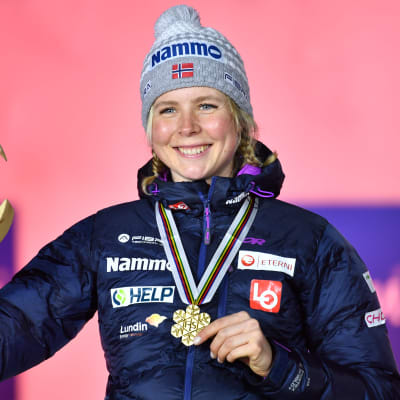 Maren Lundby voitti MM-kultaa Oberstdorfin suurmäessä.