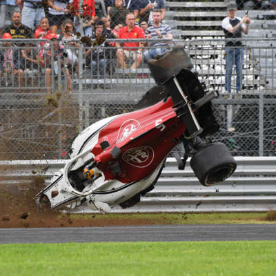 Marcus Ericsson kraschar.