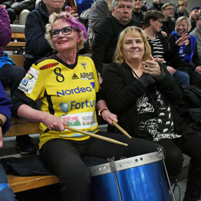 Marina Tolonen och Carita Liljendal bland Lovisa Tor supportrar.