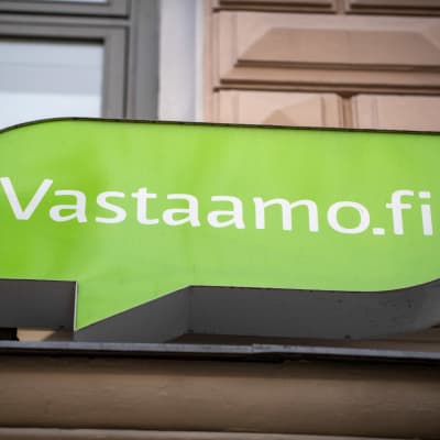 Psykoterapicentret Vastaamos logotyp på en ljusskylt.