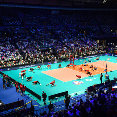 Volleybollspelare värmer upp för EM-match.