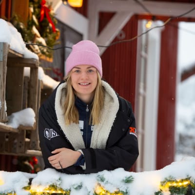 Jenna Laukkanen poseeraa lumisissa maisemissa.
