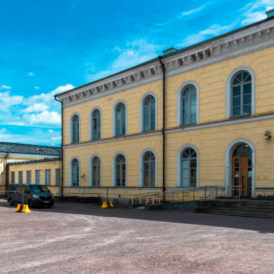 En bild av Borgå gymnasiums fasad