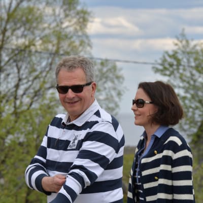Sauli Niinistö i vardagliga kläder i sommarväder