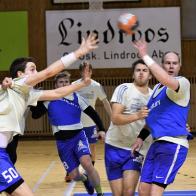 Benny Broman försöker hitta sin center under ett träningspass under våren 2019.