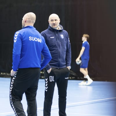 Ola Lindgren diskuterar med Teddy Nordling under landslagets träning.