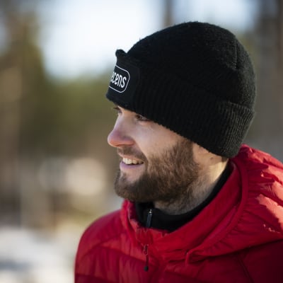 Niclas Grönholm blickar ut över körbanan.