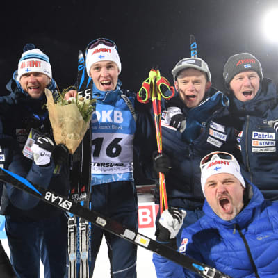 Tero Seppälä firar med landslagskollegor.