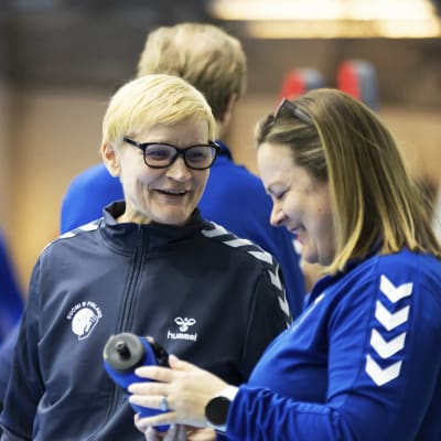 Päivi Mitrunen ler under landslagets ena träning.