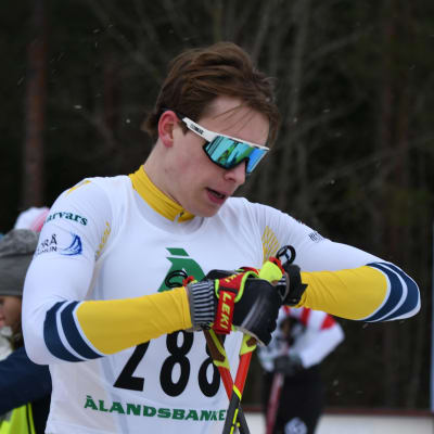 Alexander Ståhlberg tittar på sin klocka.