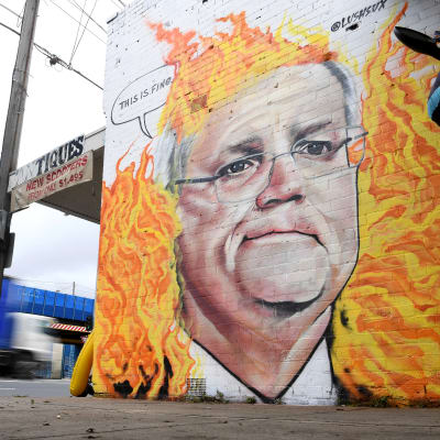  Australiens premiärminister Scott Morrison på en affisch i Melbourne 7.1.2020. Morrisons och regeringens hantering av skogsbrandskrisen och bristande engagemang i utsläppsfrågor kritiseras hårt