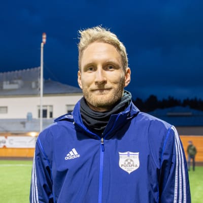 Anton Britschgi vid Bollplanens konstgräs i Borgå. 
