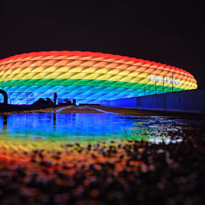 Allianz arenan i München upplyst i regnbågens färger.