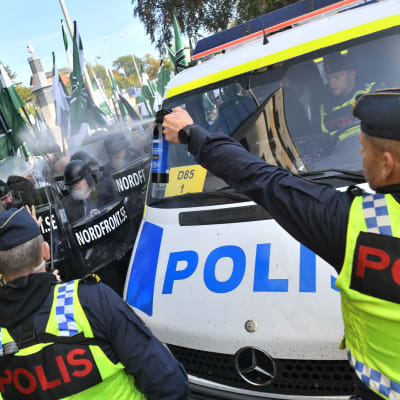 Polisen stoppade demonstranterna när de försökte välja en ny rutt. 
