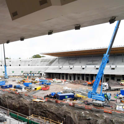 Remontissa oleva Olympiastadionin katsomo ja kenttä.