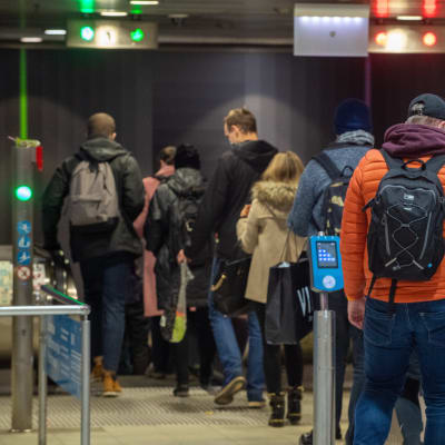 Metron matkustajat Helsingissä.