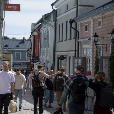 Turister på Ågatan i Borgå.