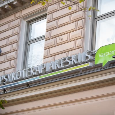 Psykoterapicentret Vastaamos logo mot en husfasad.