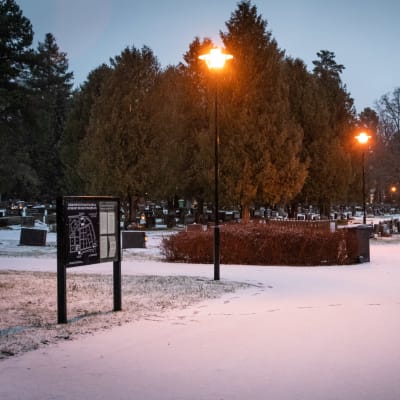 En snöig begravningsplats i mörkret