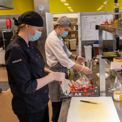 Kokki Jenni Klasila ja keittiöpäällikkö Jetro Luumi valmistavat ruokaa Huoltamon Ravintola keittiössä. 3.2.2021.