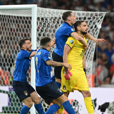 Gianluigi Donnarumma omfamnas av lagkamrater.