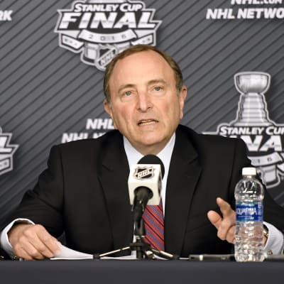 Gary Bettman talade med media inför NHL:s första finalmatch mellan Pittsburgh och San Jose.