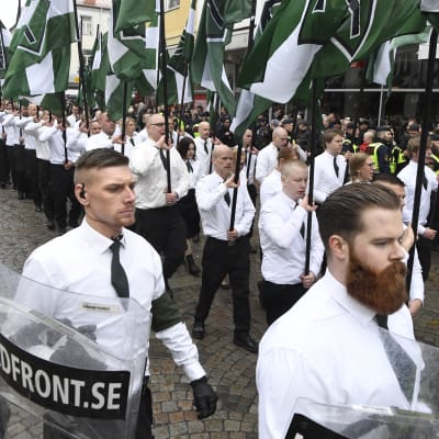 Nordiska motståndsrörelsen marscherar med grön-vita flaggor.