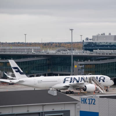 Finnair lentokone Helsinki Vantaa lentoasemalla. 