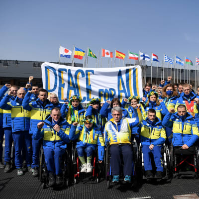 Ukrainan paralympiajoukkue järjesti mielenilmauksen rauhanpuolesta paralympiakylässä Pekingissä 10.3.2022.
