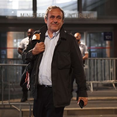 Michel Platini lämnar polishuset