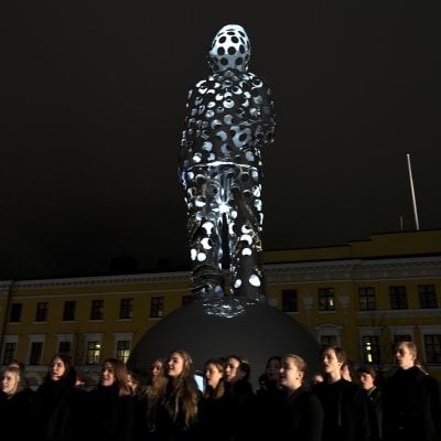 Minnesmärke över vinterkriget på Kaserntorget i Helsingfors.