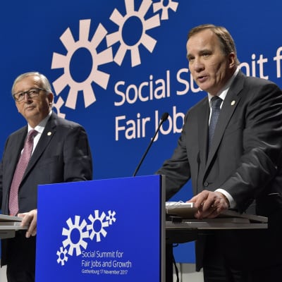 Europeiska kommissionens ordförande Jean-Claude Juncker (t.v.) och Sveriges statsminister Stefan Löfven på toppmötet i Göteborg den 17 november 2017.