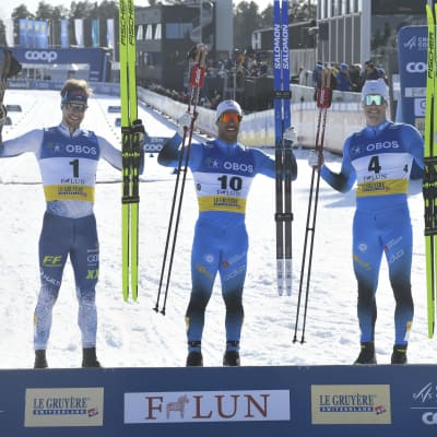 Joni Mäki, Richard Jouve ja Lucas Chanavat tuulettavat Falunin sprinttikisan jälkeen palkintosijojaan.