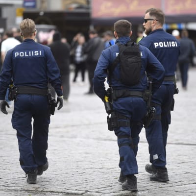 Poliser patrullerar i Åbo. 