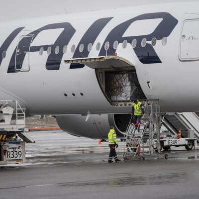 Finnairin kone toi Kiinasta tilattuja suojavarusteita Helsinki-Vantaan lentoasemalle.